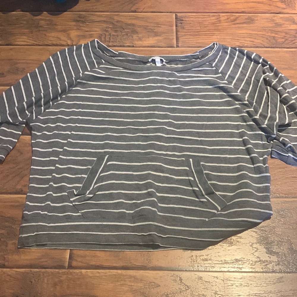 stripped sweatshirt with pocket and button back